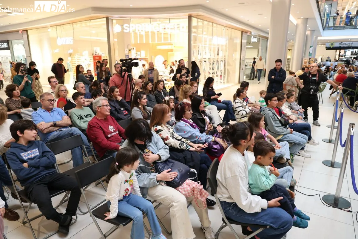 El grupo salmantinos Carameloraro ha presentado su gira nacional en el centro comercial El Tormes. Fotos: David Sañudo