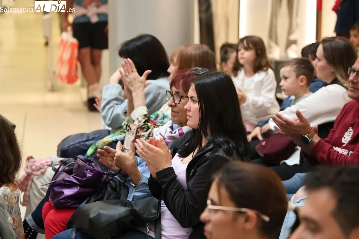 El grupo salmantinos Carameloraro ha presentado su gira nacional en el centro comercial El Tormes. Fotos: David Sañudo