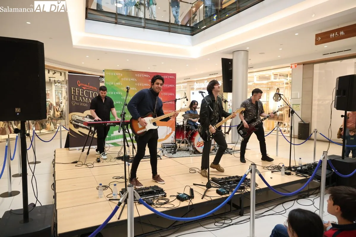 El grupo salmantinos Carameloraro ha presentado su gira nacional en el centro comercial El Tormes. Fotos: David Sañudo