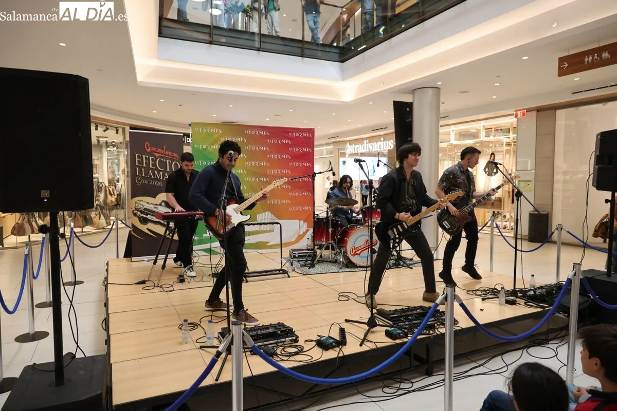 El grupo salmantinos Carameloraro ha presentado su gira nacional en el centro comercial El Tormes. Fotos: David Sañudo