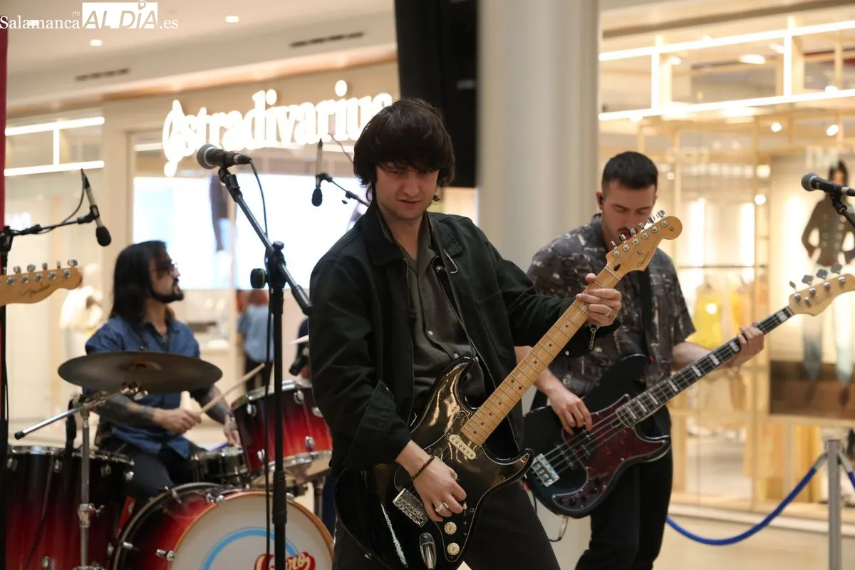 El grupo salmantinos Carameloraro ha presentado su gira nacional en el centro comercial El Tormes. Fotos: David Sañudo