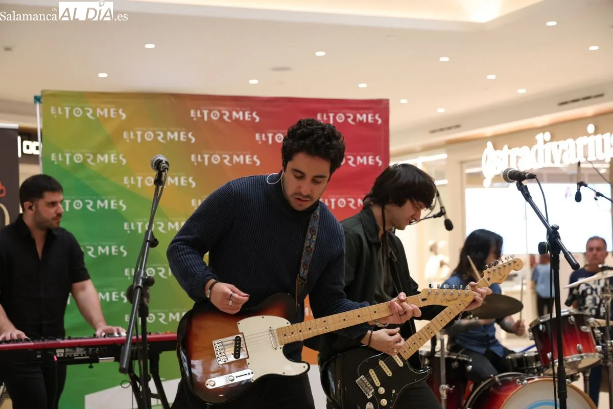 El grupo salmantinos Carameloraro ha presentado su gira nacional en el centro comercial El Tormes. Fotos: David Sañudo