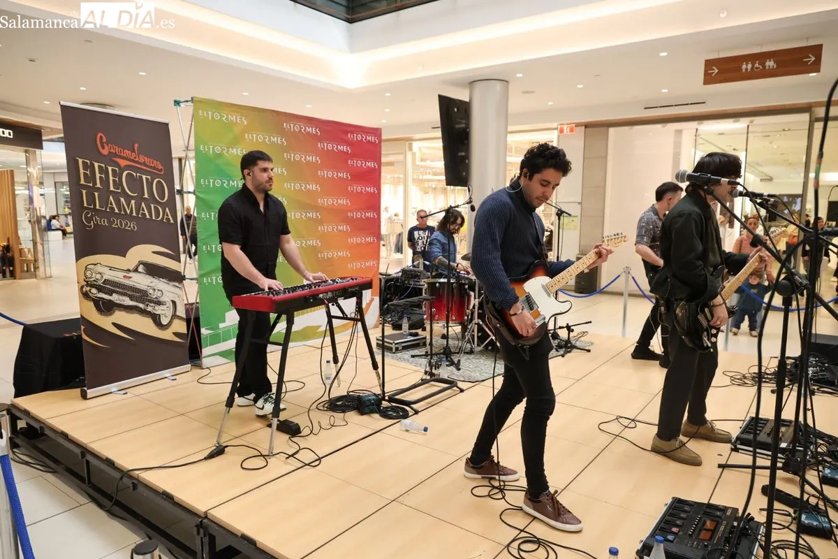 El grupo salmantinos Carameloraro ha presentado su gira nacional en el centro comercial El Tormes. Fotos: David Sañudo