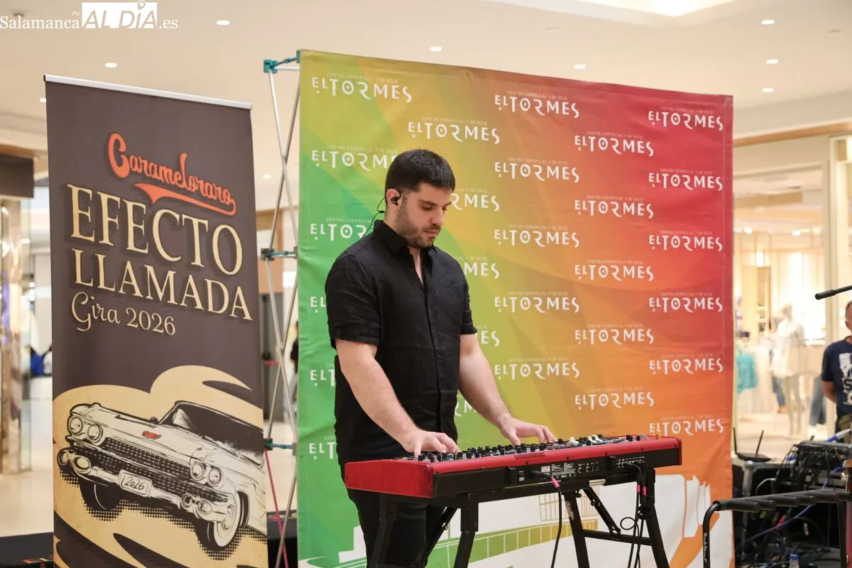 El grupo salmantinos Carameloraro ha presentado su gira nacional en el centro comercial El Tormes. Fotos: David Sañudo