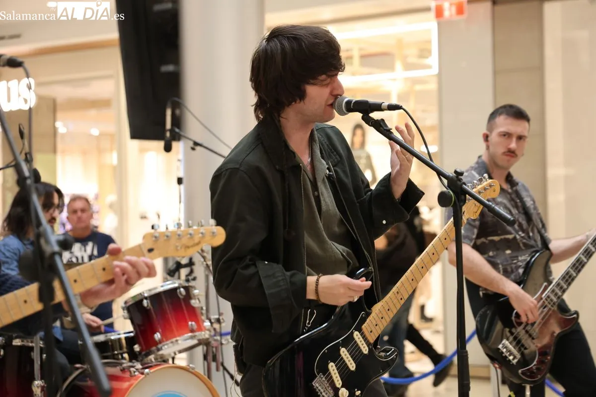El grupo salmantinos Carameloraro ha presentado su gira nacional en el centro comercial El Tormes. Fotos: David Sañudo