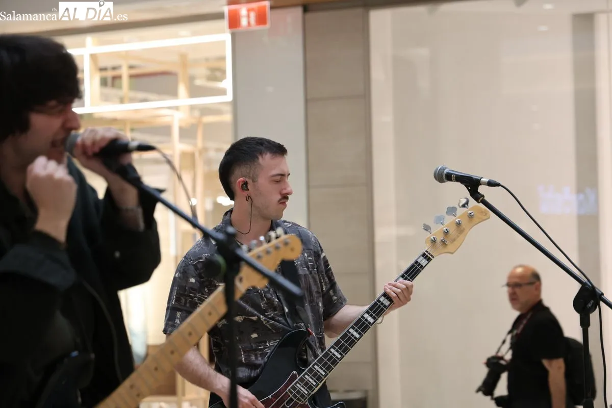 El grupo salmantinos Carameloraro ha presentado su gira nacional en el centro comercial El Tormes. Fotos: David Sañudo
