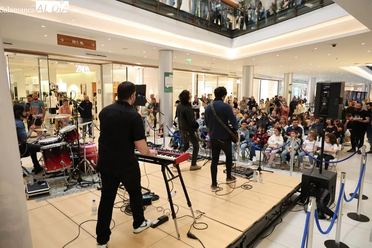 El grupo salmantinos Carameloraro ha presentado su gira nacional en el centro comercial El Tormes. Fotos: David Sañudo