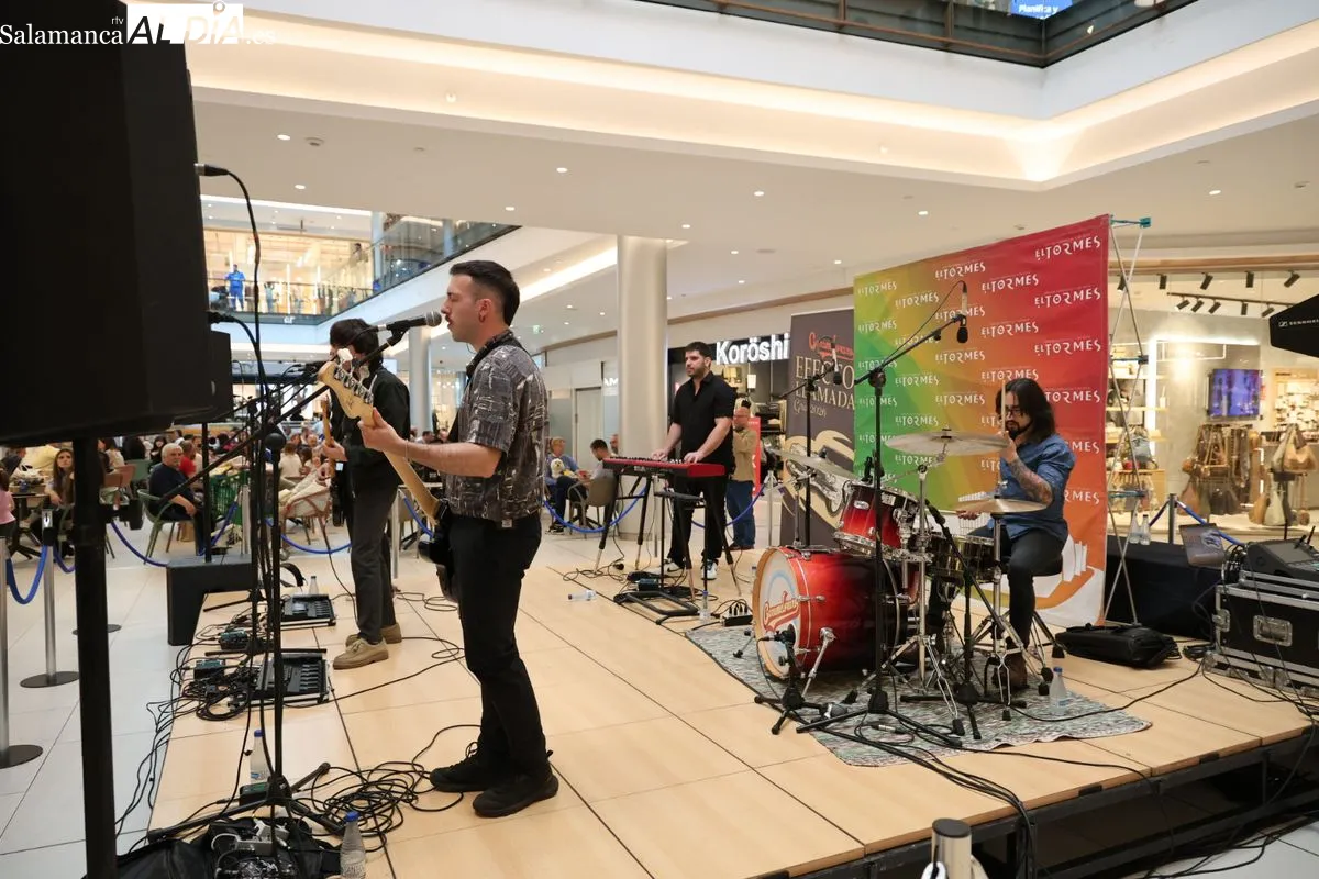 El grupo salmantinos Carameloraro ha presentado su gira nacional en el centro comercial El Tormes. Fotos: David Sañudo