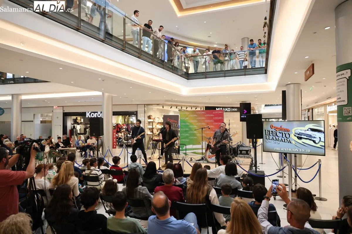 El grupo salmantinos Carameloraro ha presentado su gira nacional en el centro comercial El Tormes. Fotos: David Sañudo