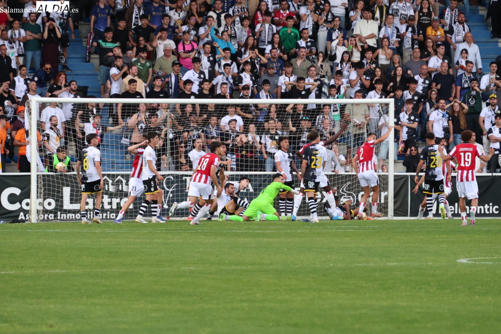 FOTOS Y VÍDEO | Los errores de Salvi y Mounir complican el playoff de Unionistas ante el Bilbao Athletic (1-1)