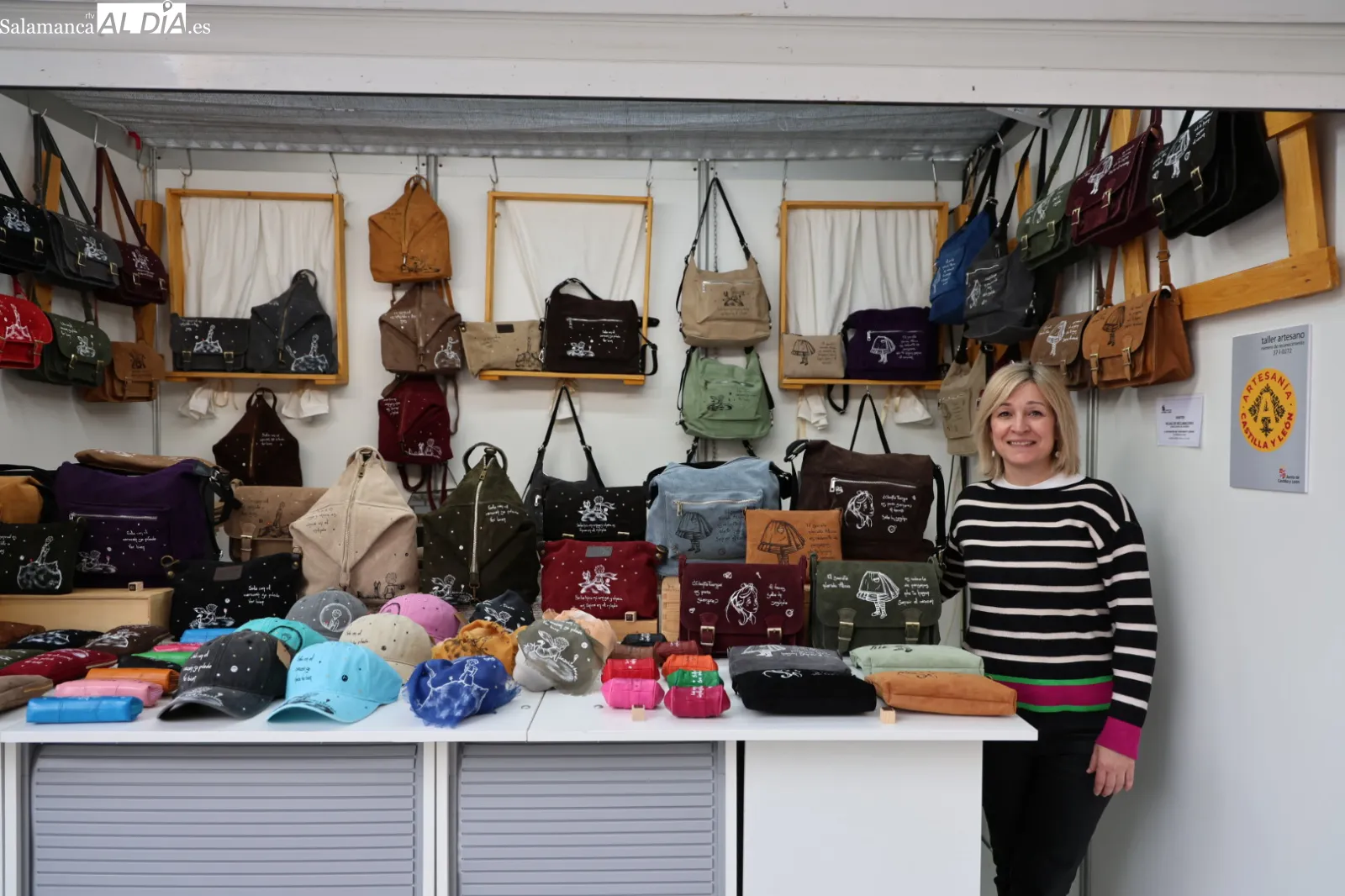 La artesana salmantina que cambió su modo de vida para pintar a mano mochilas y bolsos con motivos de El Principito y Alicia en el país de las maravillas