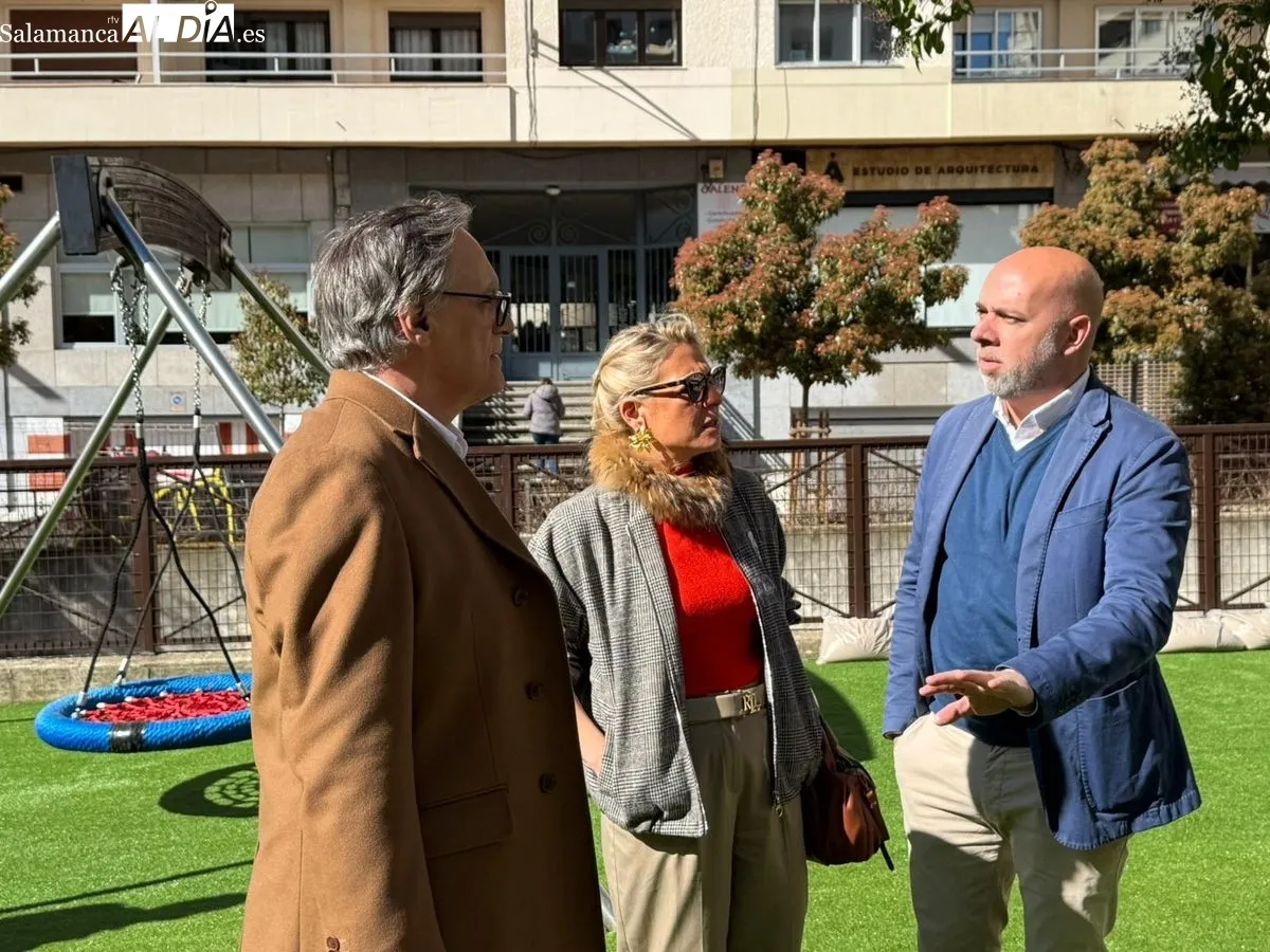 El alcalde de Salamanca, Carlos García Carbayo, visita la renovada zona de juegos infantiles. Foto de Toni Sánchez