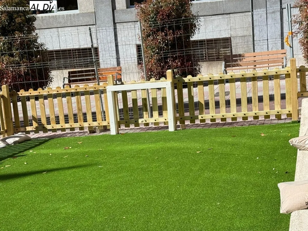 El alcalde de Salamanca, Carlos García Carbayo, visita la renovada zona de juegos infantiles. Foto de Toni Sánchez
