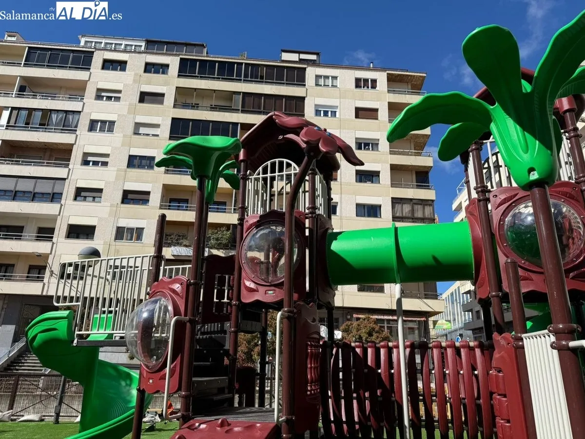 El alcalde de Salamanca, Carlos García Carbayo, visita la renovada zona de juegos infantiles. Foto de Toni Sánchez