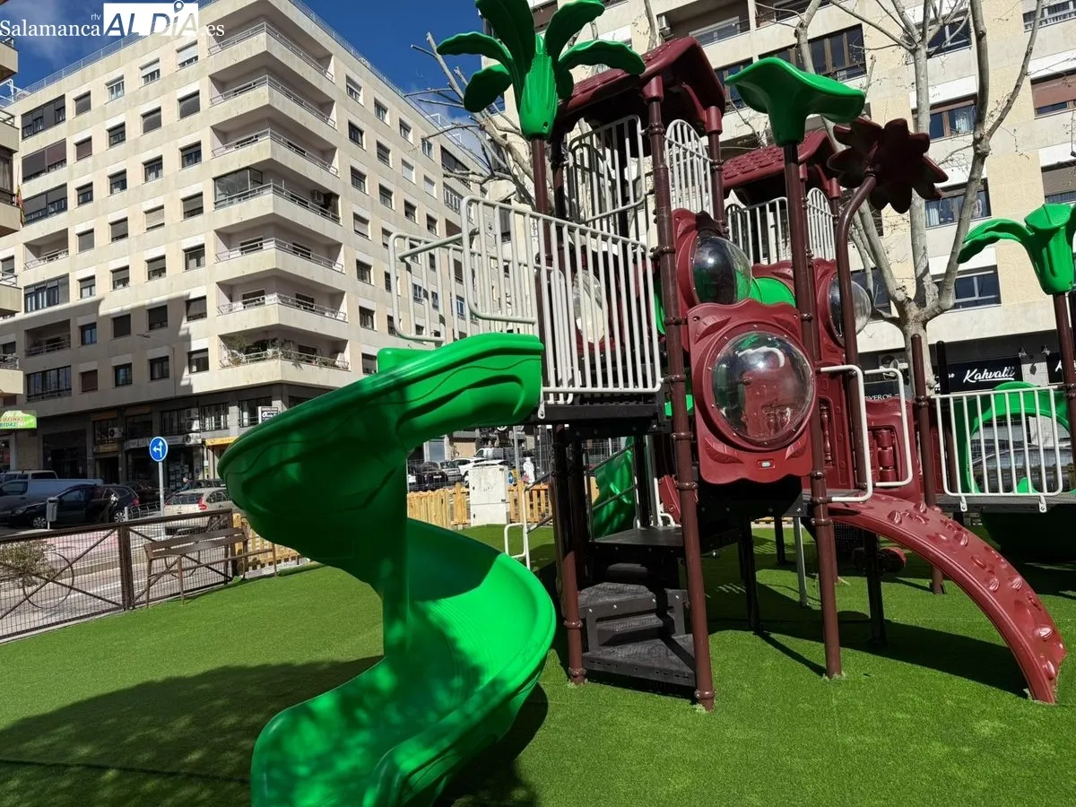 El alcalde de Salamanca, Carlos García Carbayo, visita la renovada zona de juegos infantiles. Foto de Toni Sánchez