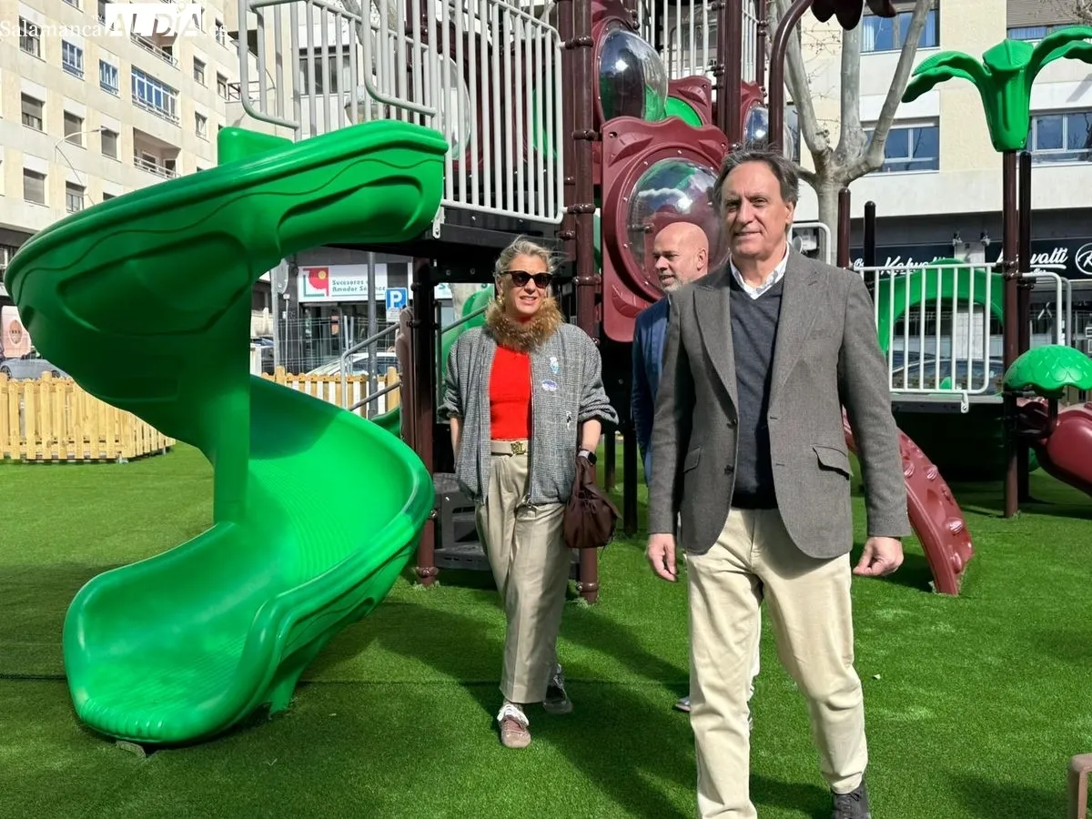 El alcalde de Salamanca, Carlos García Carbayo, visita la renovada zona de juegos infantiles. Foto de Toni Sánchez