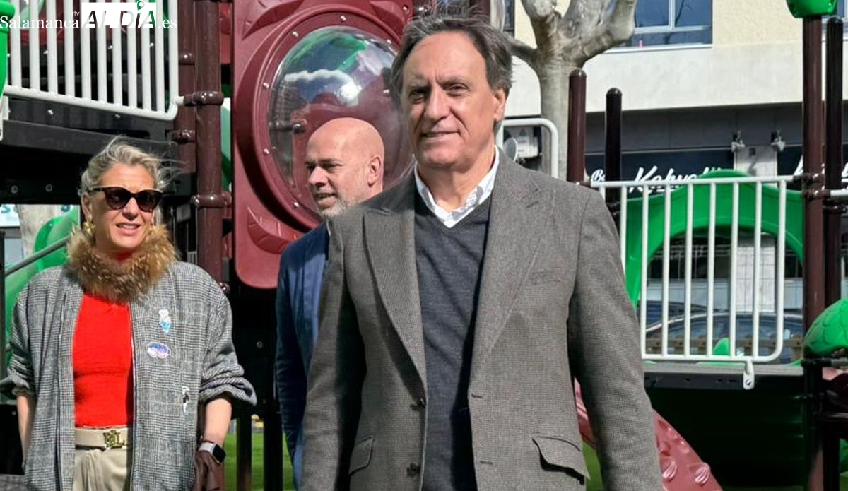 Carbayo justifica retirar árboles en la plaza del Oeste