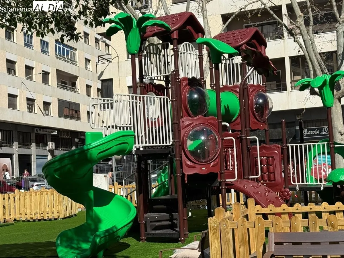 El alcalde de Salamanca, Carlos García Carbayo, visita la renovada zona de juegos infantiles. Foto de Toni Sánchez
