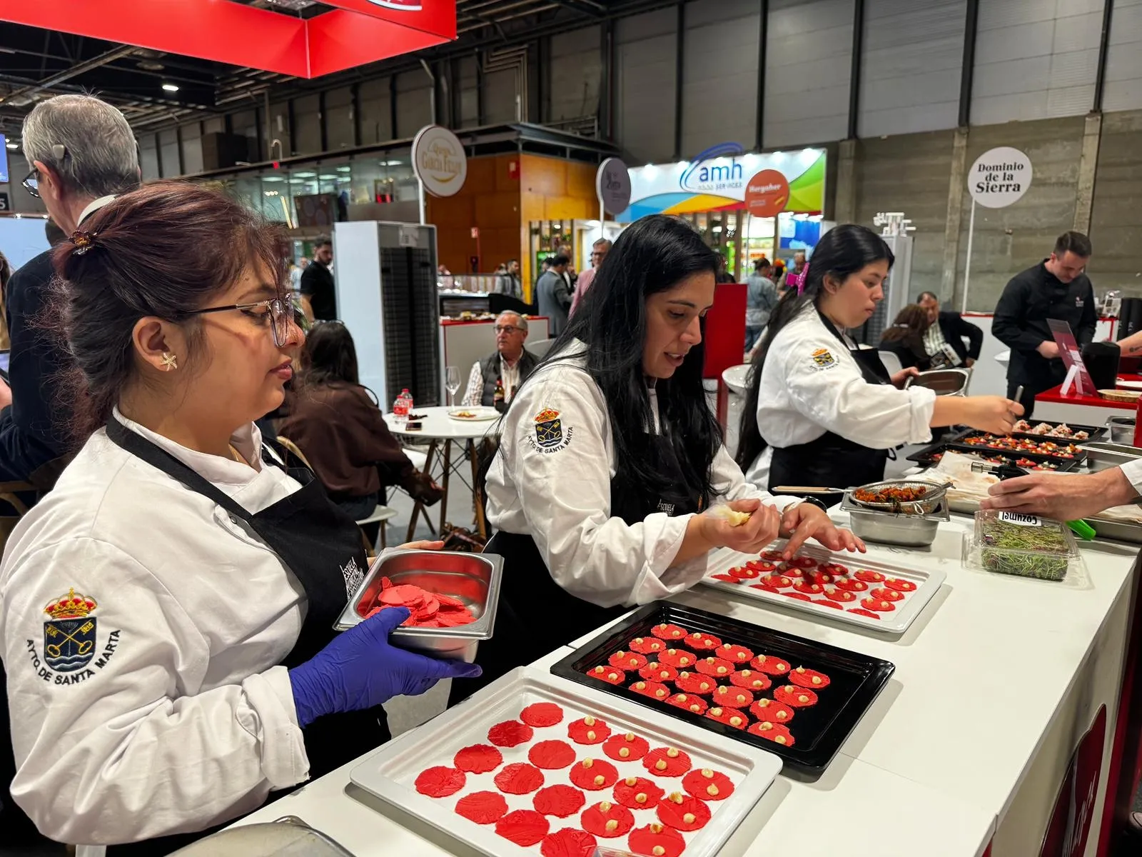 Foto 2 - La Escuela de Hosteler&iacute;a de Santa Marta exhibe sus creaciones en el Sal&oacute;n Gourmets de Madrid