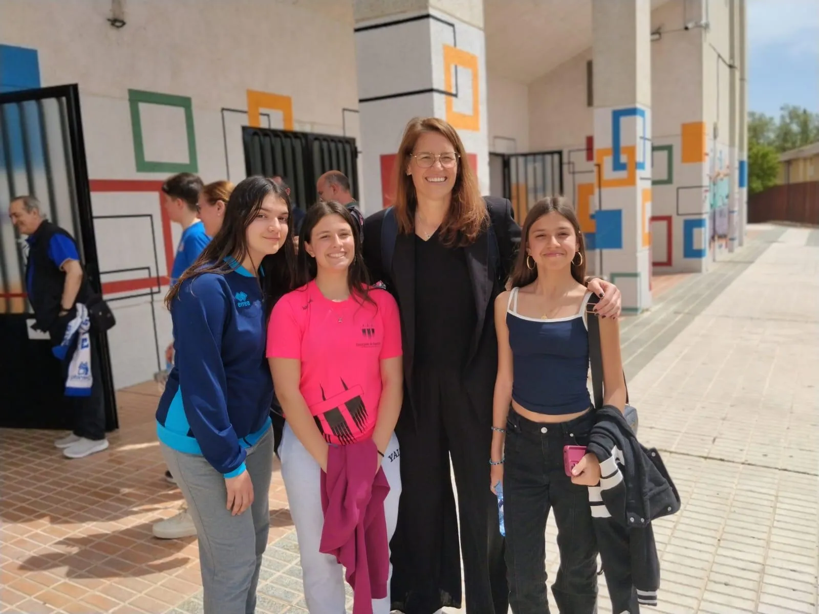 Foto 2 - Los j&oacute;venes de la Escuela Municipal de Baloncesto disfrutan de un partido de Perfumer&iacute;as Avenida