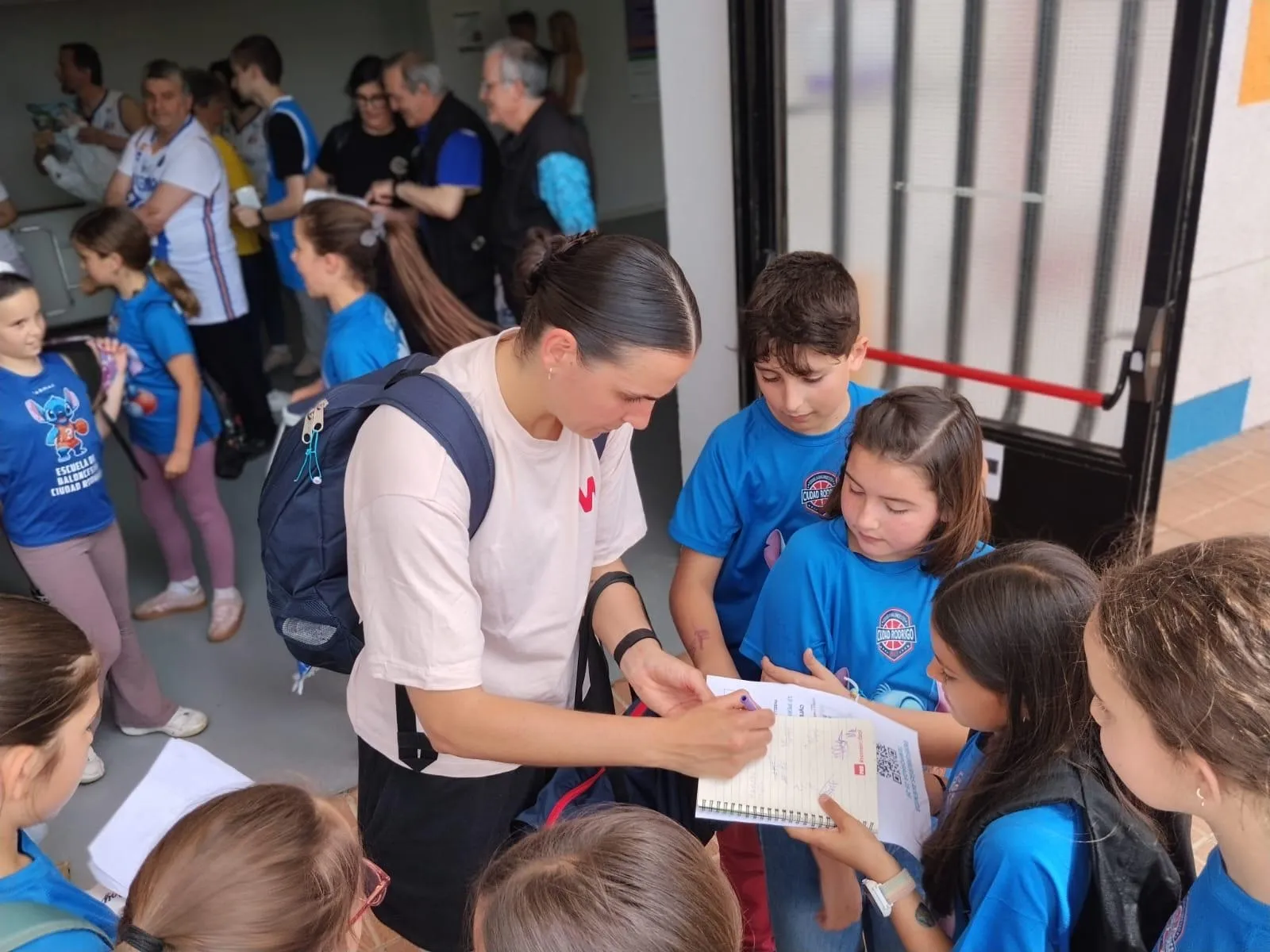Foto 3 - Los j&oacute;venes de la Escuela Municipal de Baloncesto disfrutan de un partido de Perfumer&iacute;as Avenida