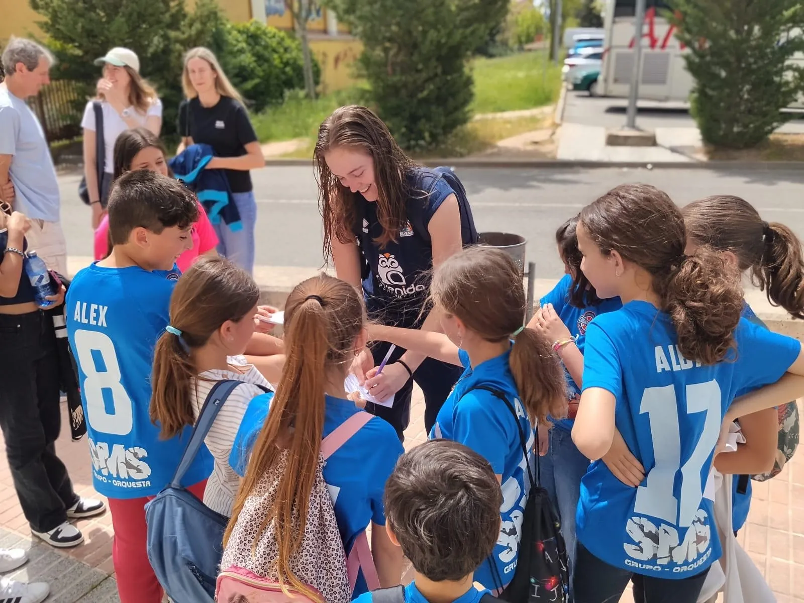 Foto 4 - Los j&oacute;venes de la Escuela Municipal de Baloncesto disfrutan de un partido de Perfumer&iacute;as Avenida
