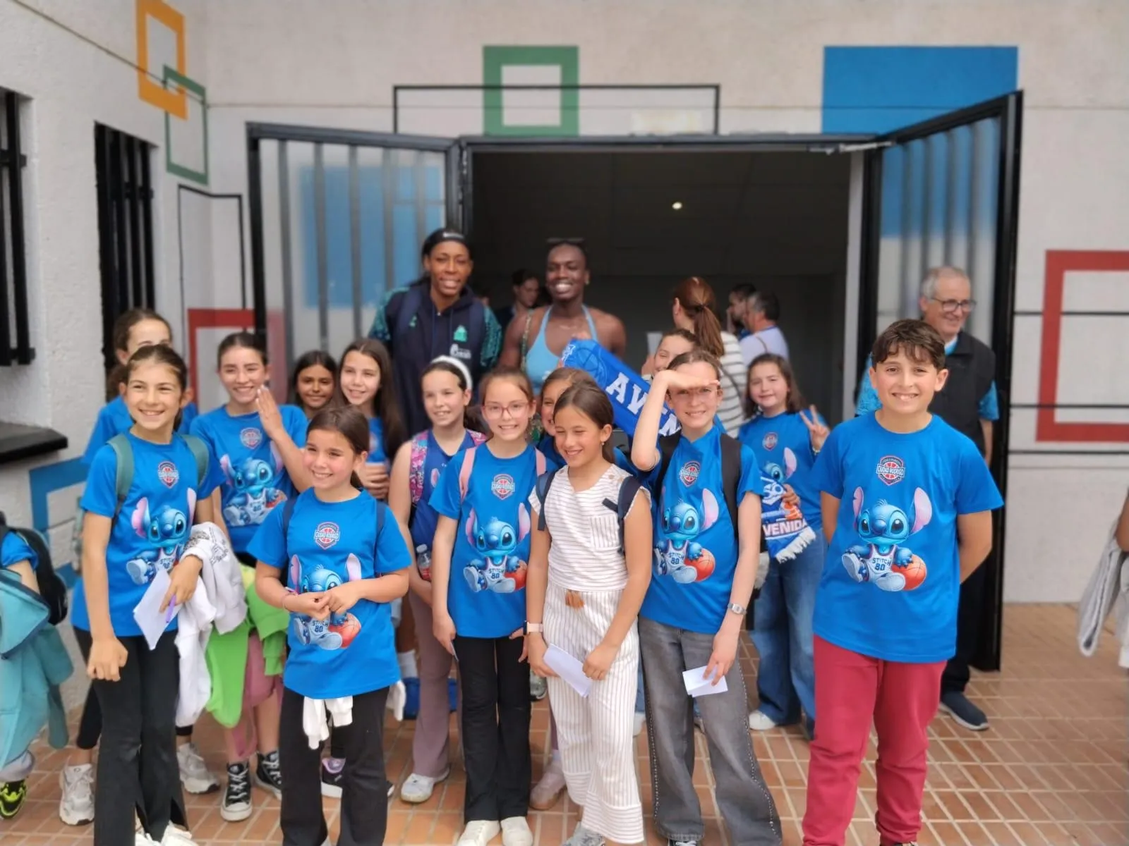 Foto 5 - Los j&oacute;venes de la Escuela Municipal de Baloncesto disfrutan de un partido de Perfumer&iacute;as Avenida