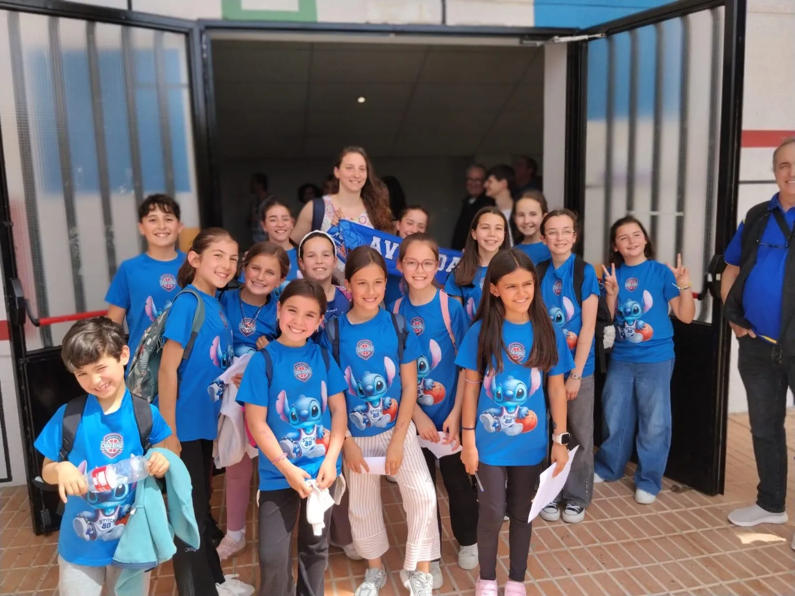 Foto 6 - Los j&oacute;venes de la Escuela Municipal de Baloncesto disfrutan de un partido de Perfumer&iacute;as Avenida