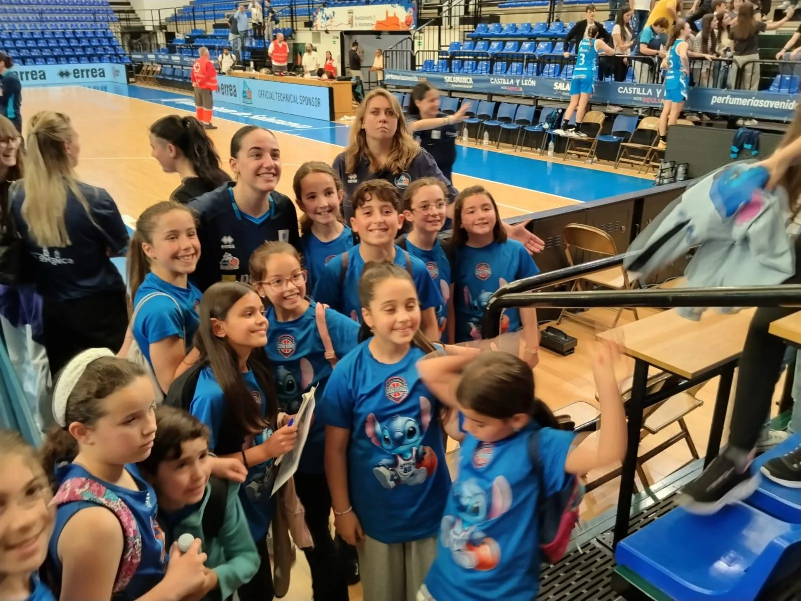 Foto 7 - Los j&oacute;venes de la Escuela Municipal de Baloncesto disfrutan de un partido de Perfumer&iacute;as Avenida