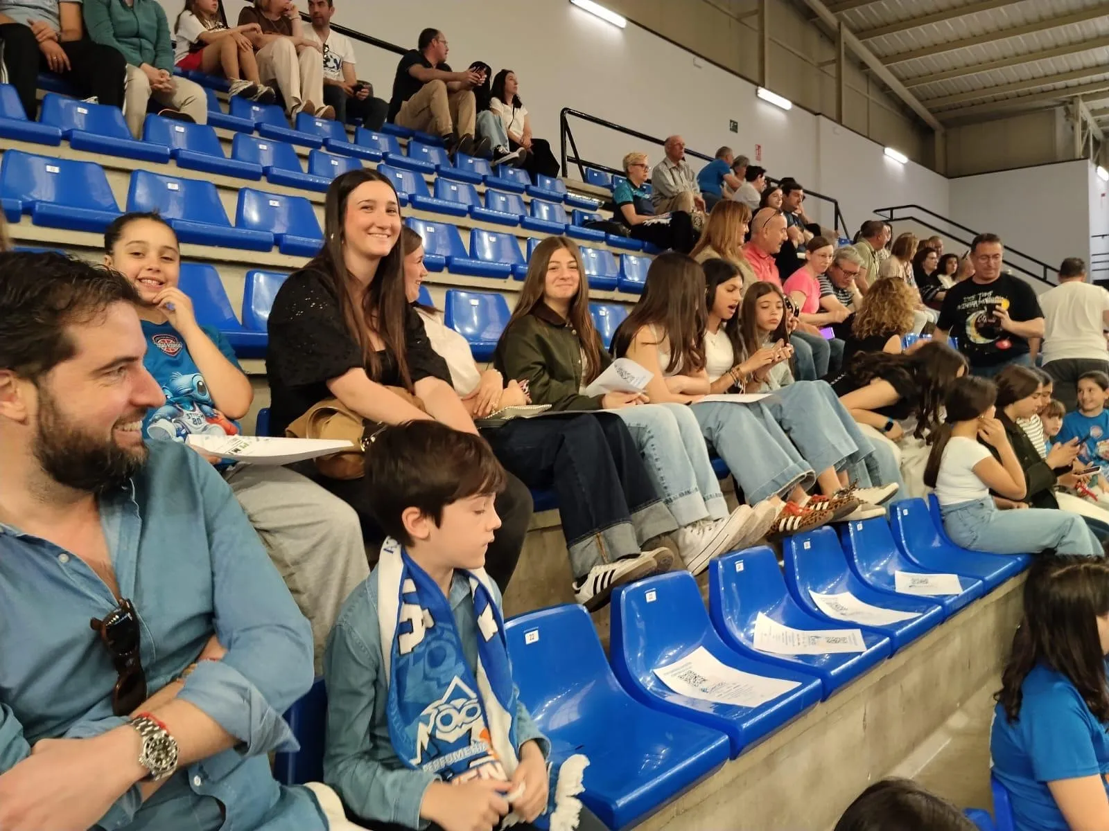 Foto 8 - Los j&oacute;venes de la Escuela Municipal de Baloncesto disfrutan de un partido de Perfumer&iacute;as Avenida