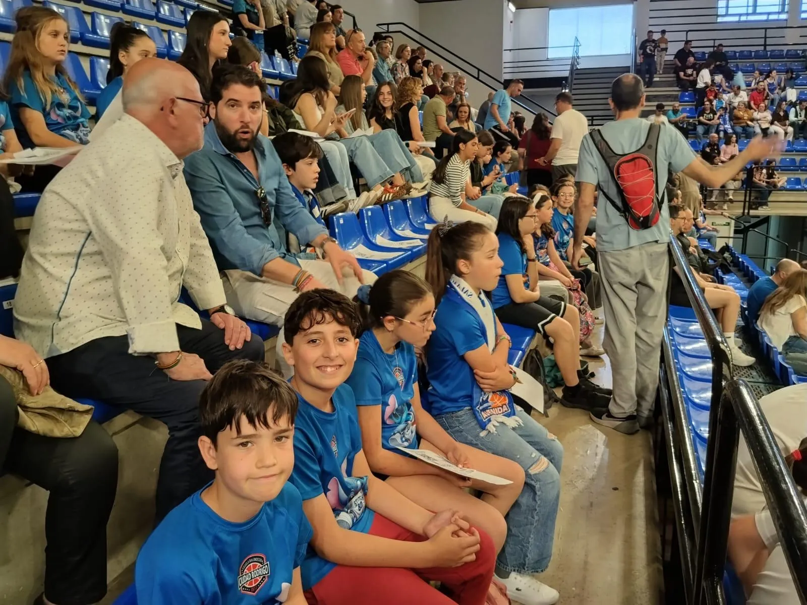 Foto 9 - Los j&oacute;venes de la Escuela Municipal de Baloncesto disfrutan de un partido de Perfumer&iacute;as Avenida