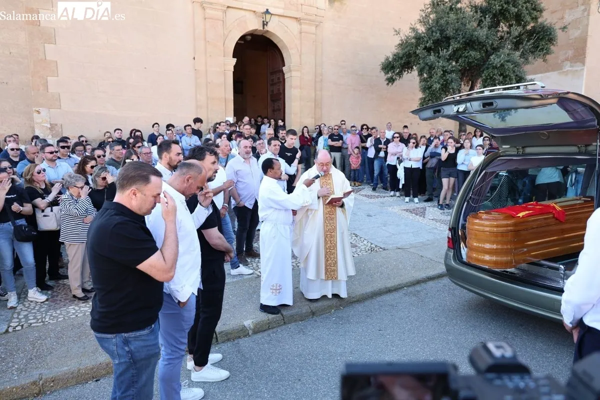 Funeral de María Caamaño en Encinas de Abajo. Fotos: David Sañudo