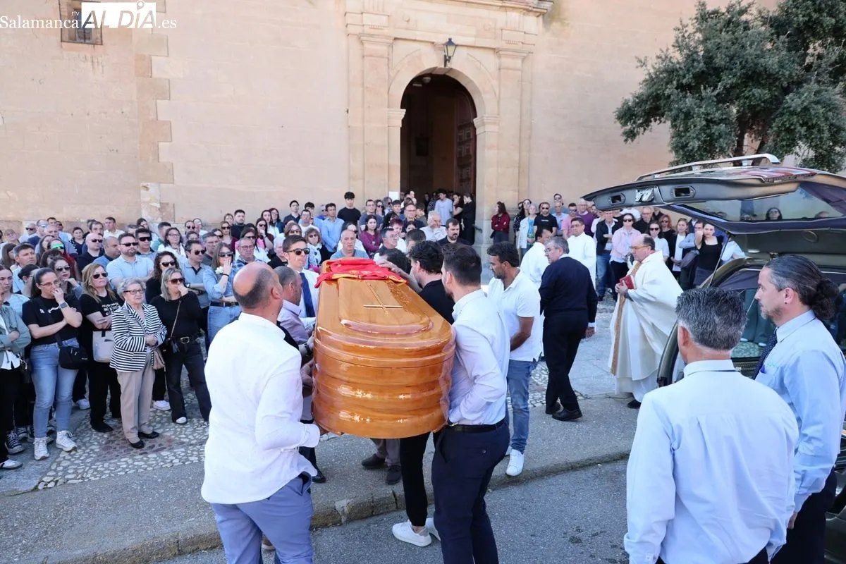 Funeral de María Caamaño en Encinas de Abajo. Fotos: David Sañudo
