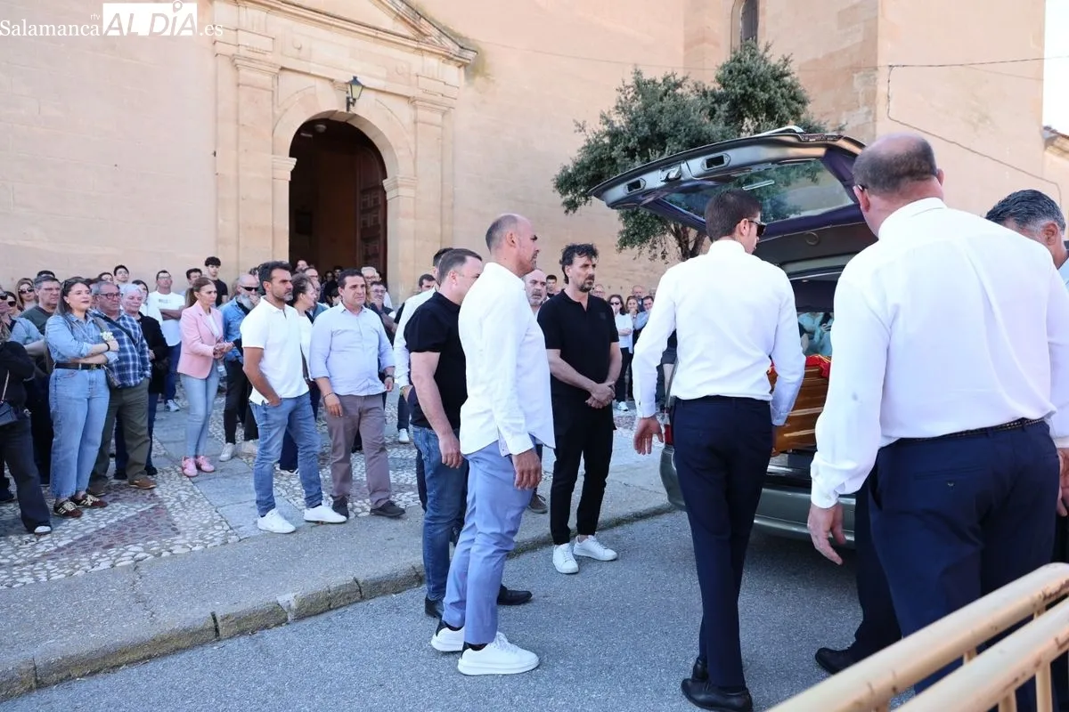 Funeral de María Caamaño en Encinas de Abajo. Fotos: David Sañudo