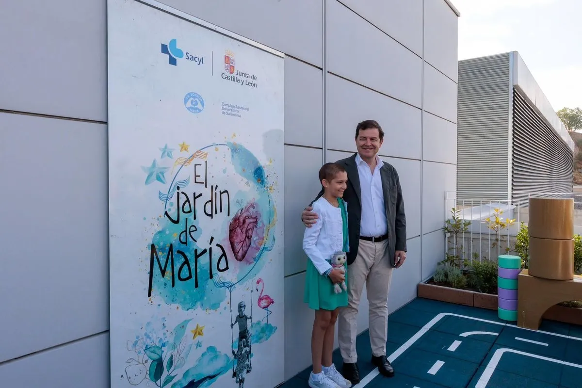 El presidente de la Junta de Castilla y León, Alfonso Fernández Mañueco, junto a la niña María Caamaño