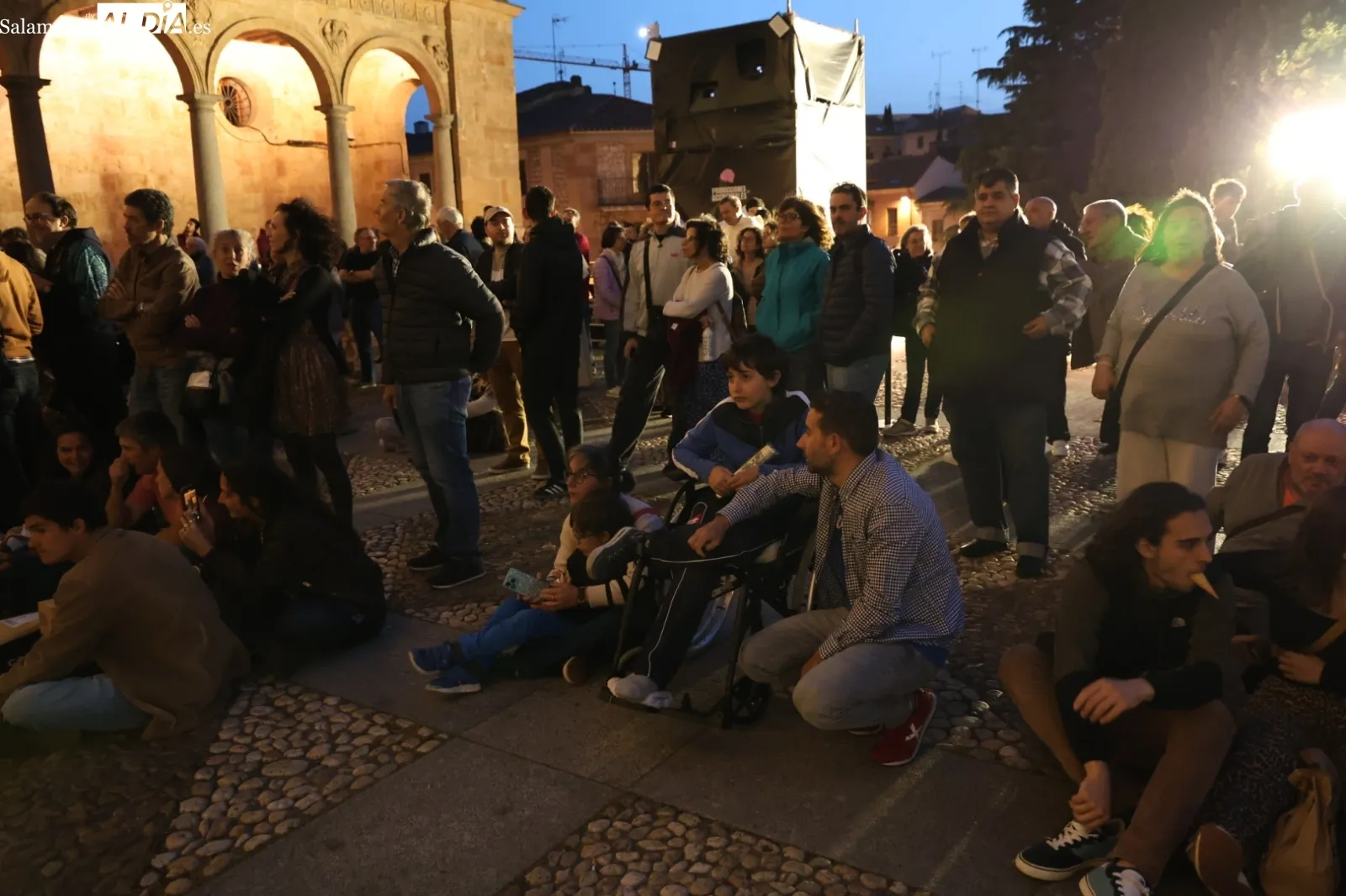 Foto 2 - V&Iacute;DEO y FOTOS | El videomapping sobre la Escuela de Salamanca llena San Esteban