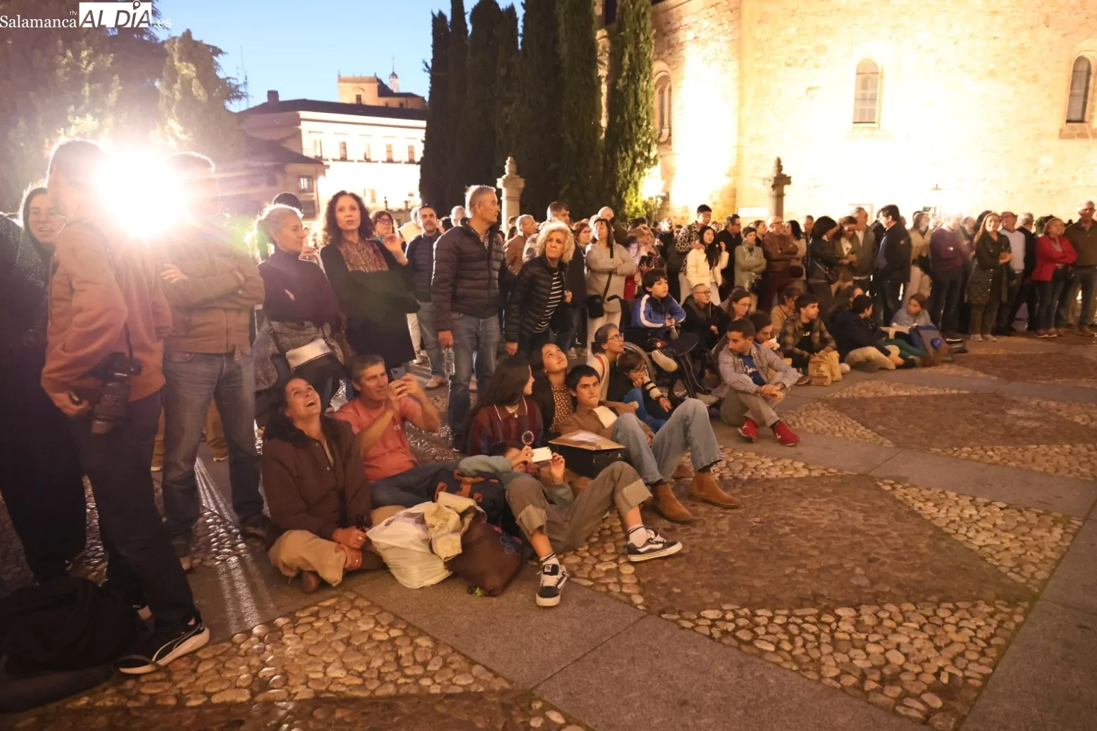 Foto 8 - V&Iacute;DEO y FOTOS | El videomapping sobre la Escuela de Salamanca llena San Esteban