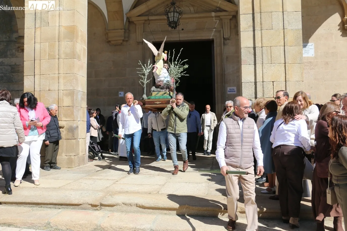Multitudinaria procesión del viacrucis en Lumbrales / CORRAL