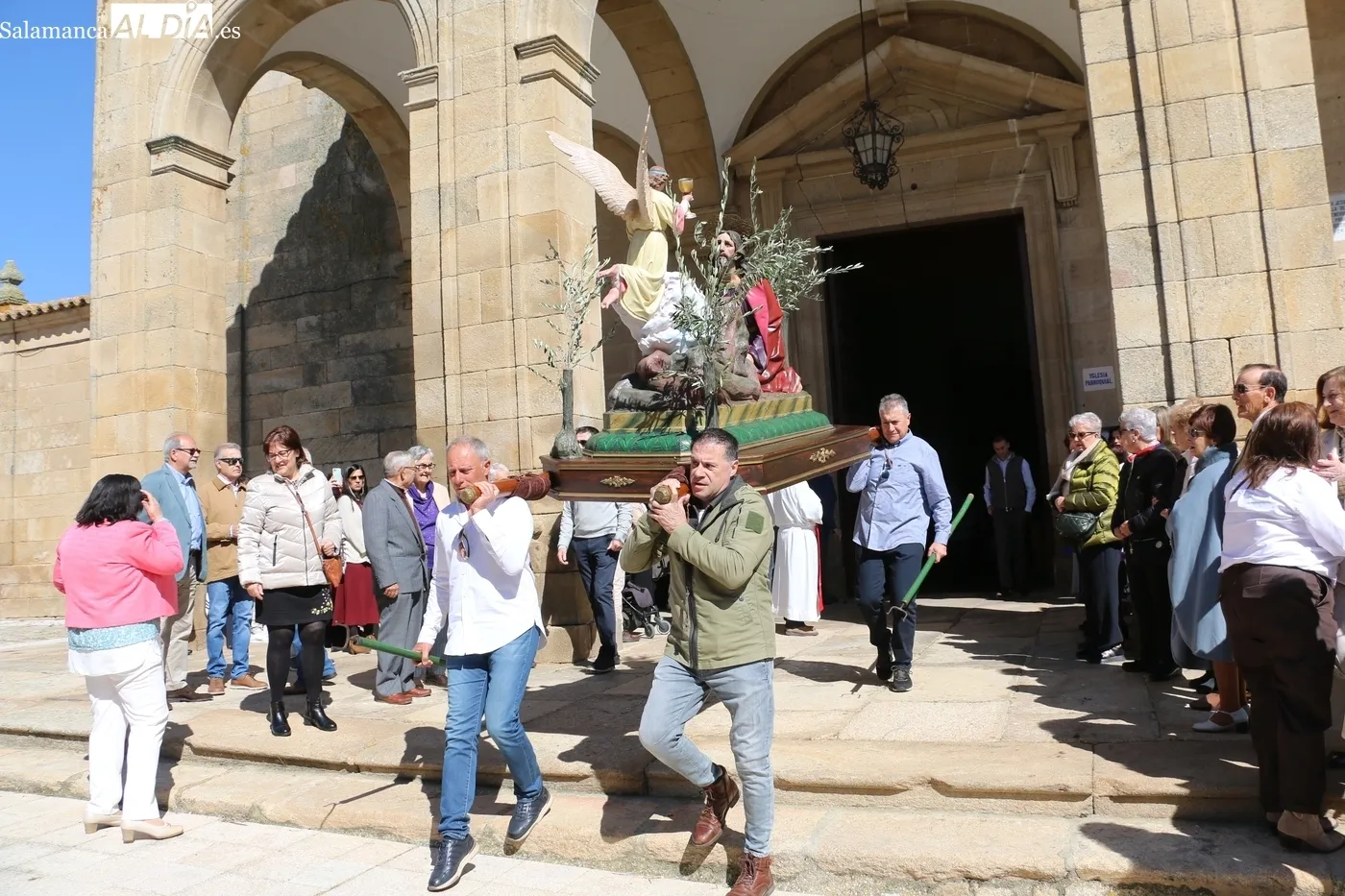 Multitudinaria procesión del viacrucis en Lumbrales / CORRAL