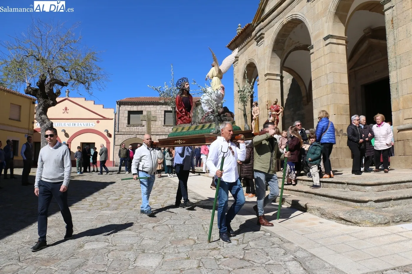 Multitudinaria procesión del viacrucis en Lumbrales / CORRAL