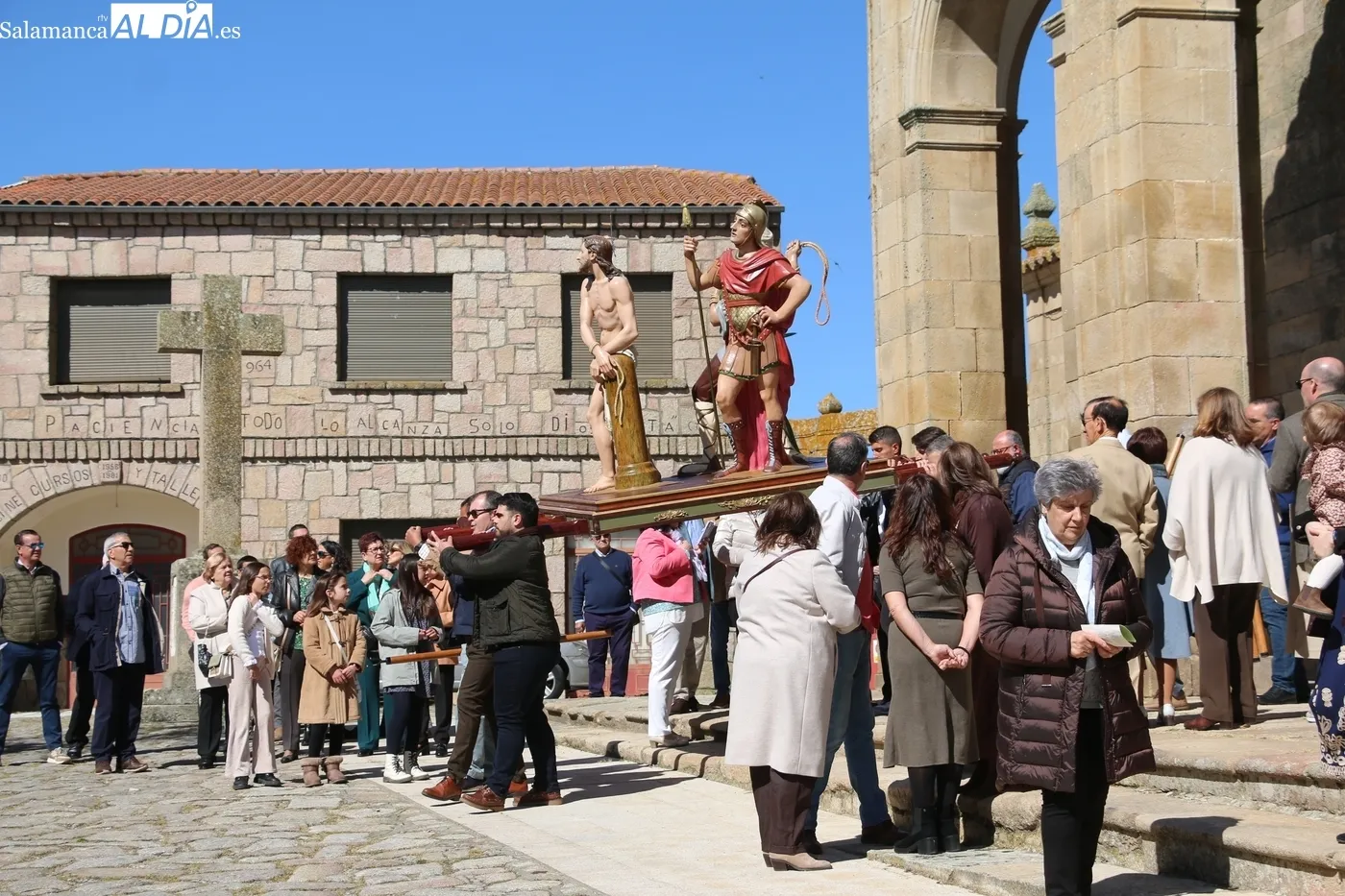 Multitudinaria procesión del viacrucis en Lumbrales / CORRAL
