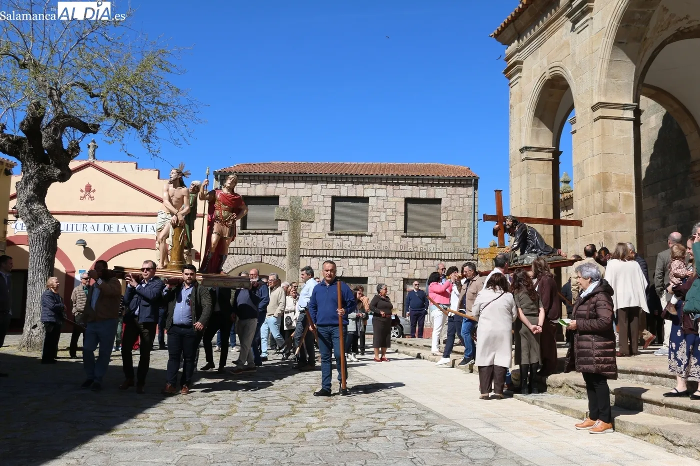 Multitudinaria procesión del viacrucis en Lumbrales / CORRAL