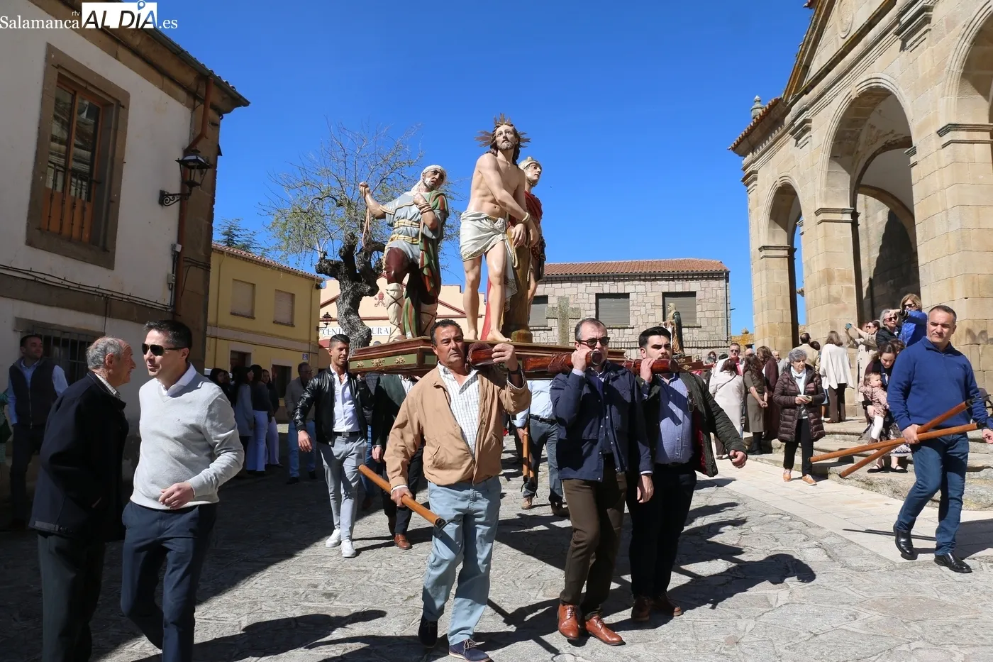 Multitudinaria procesión del viacrucis en Lumbrales / CORRAL