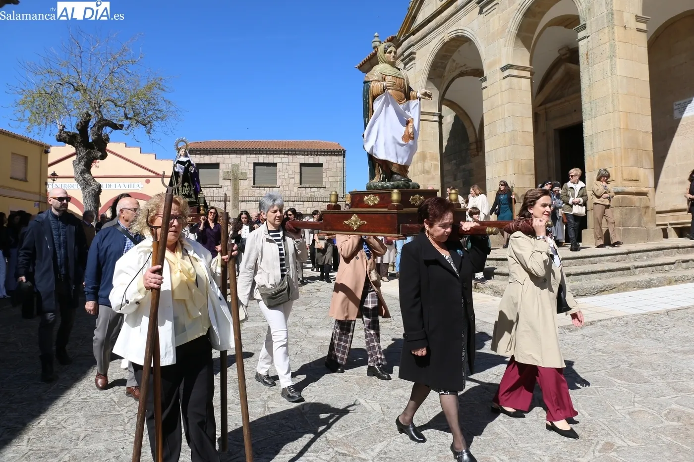 Multitudinaria procesión del viacrucis en Lumbrales / CORRAL