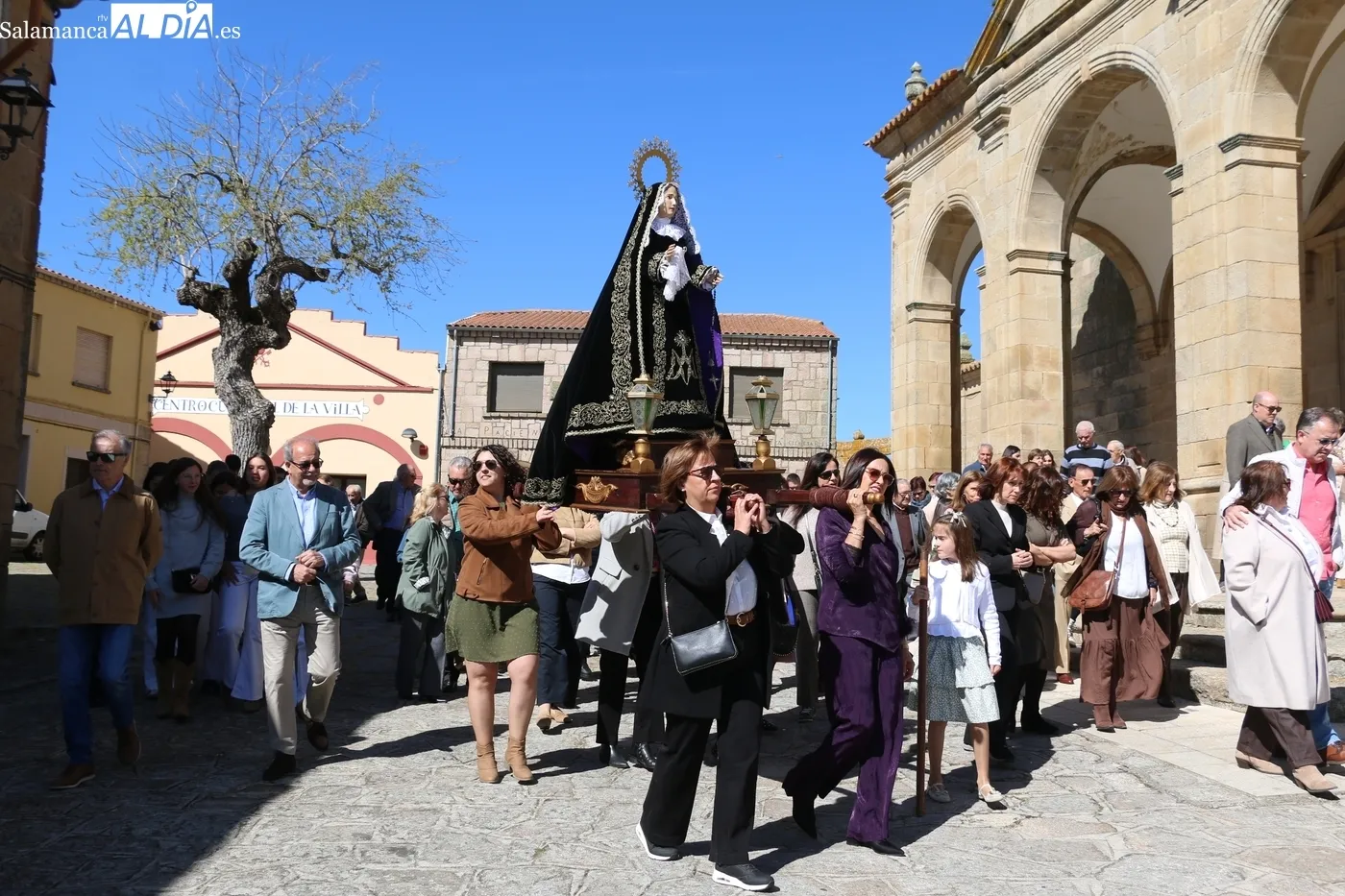 Multitudinaria procesión del viacrucis en Lumbrales / CORRAL