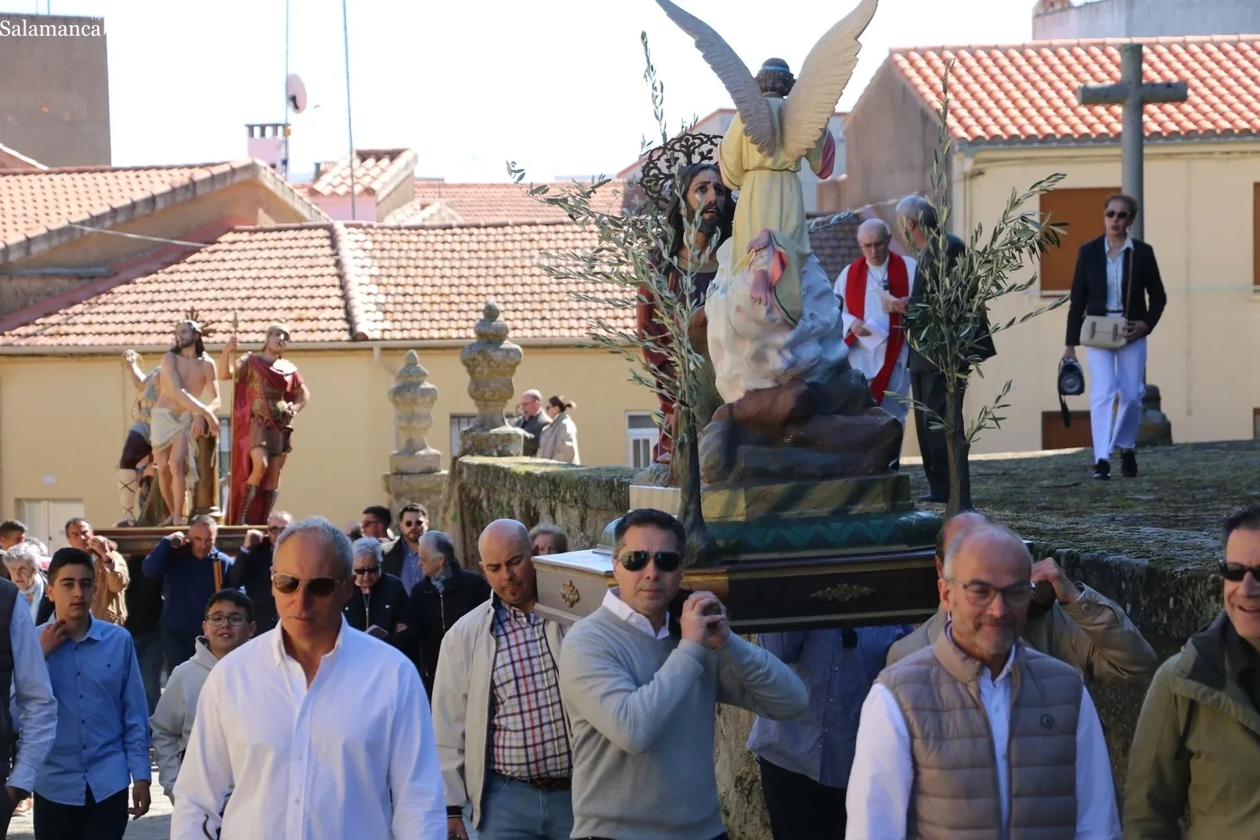 Multitudinaria procesión del viacrucis en Lumbrales / CORRAL