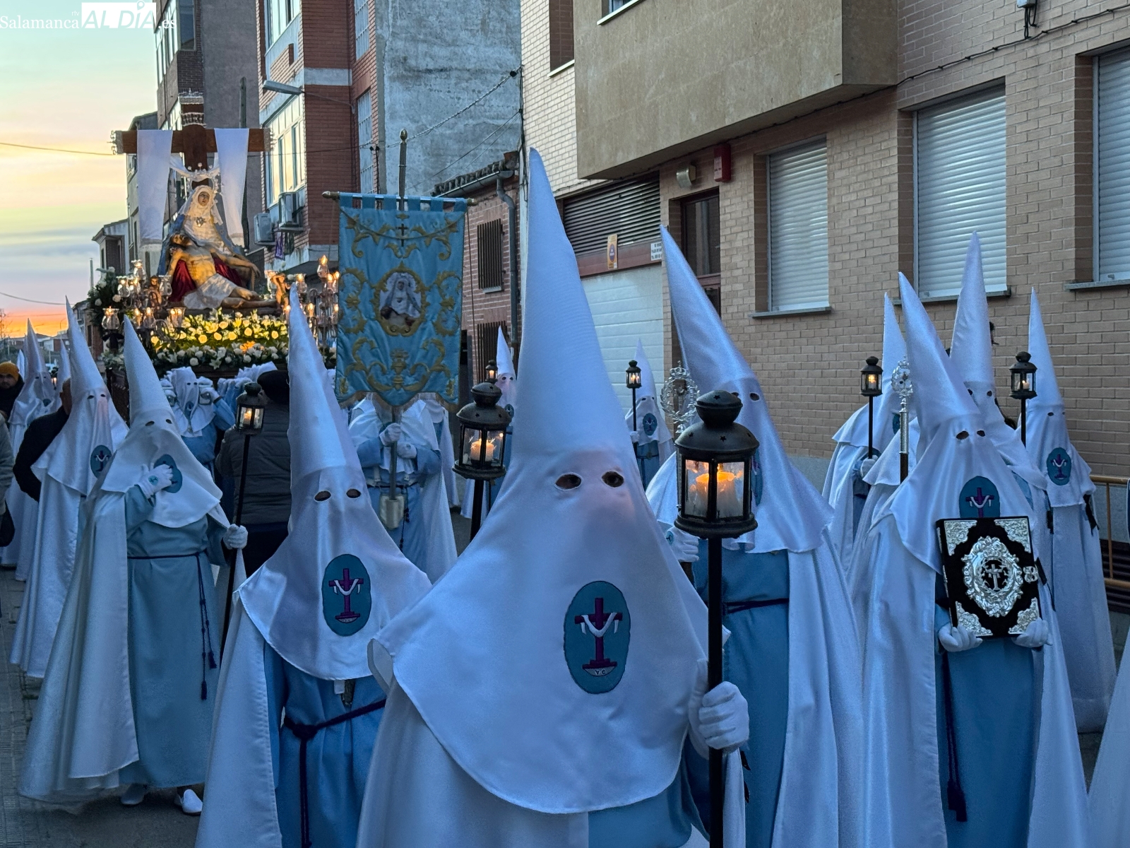El silencio y la oración protagonizan el Vía Crucis en el amanecer del Viernes Santo