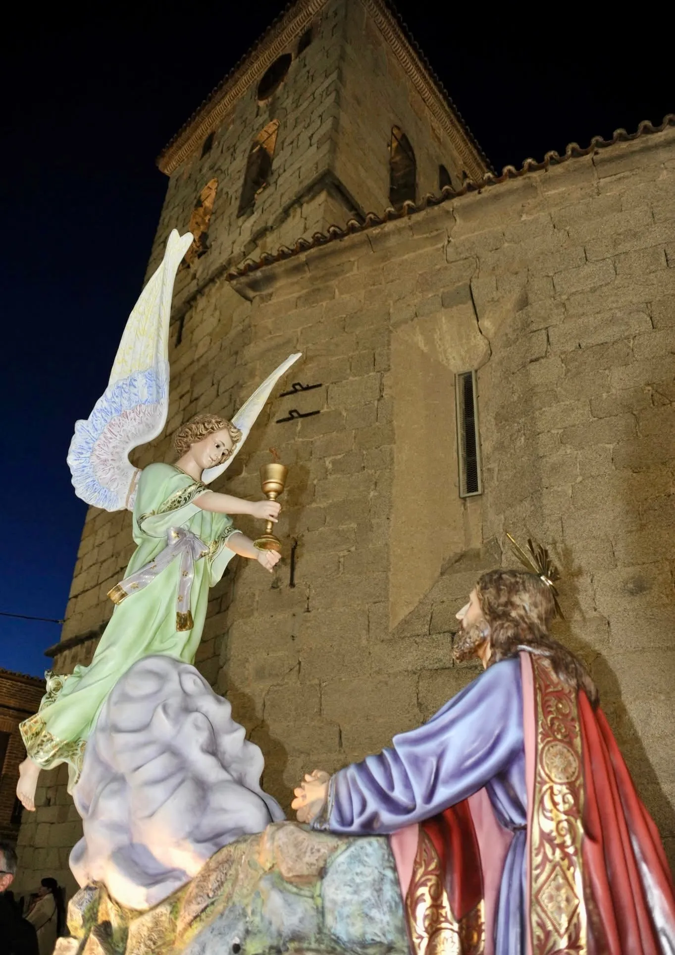 Foto 2 - Macotera se vuelca con la solemne procesi&oacute;n del Santo Entierro
