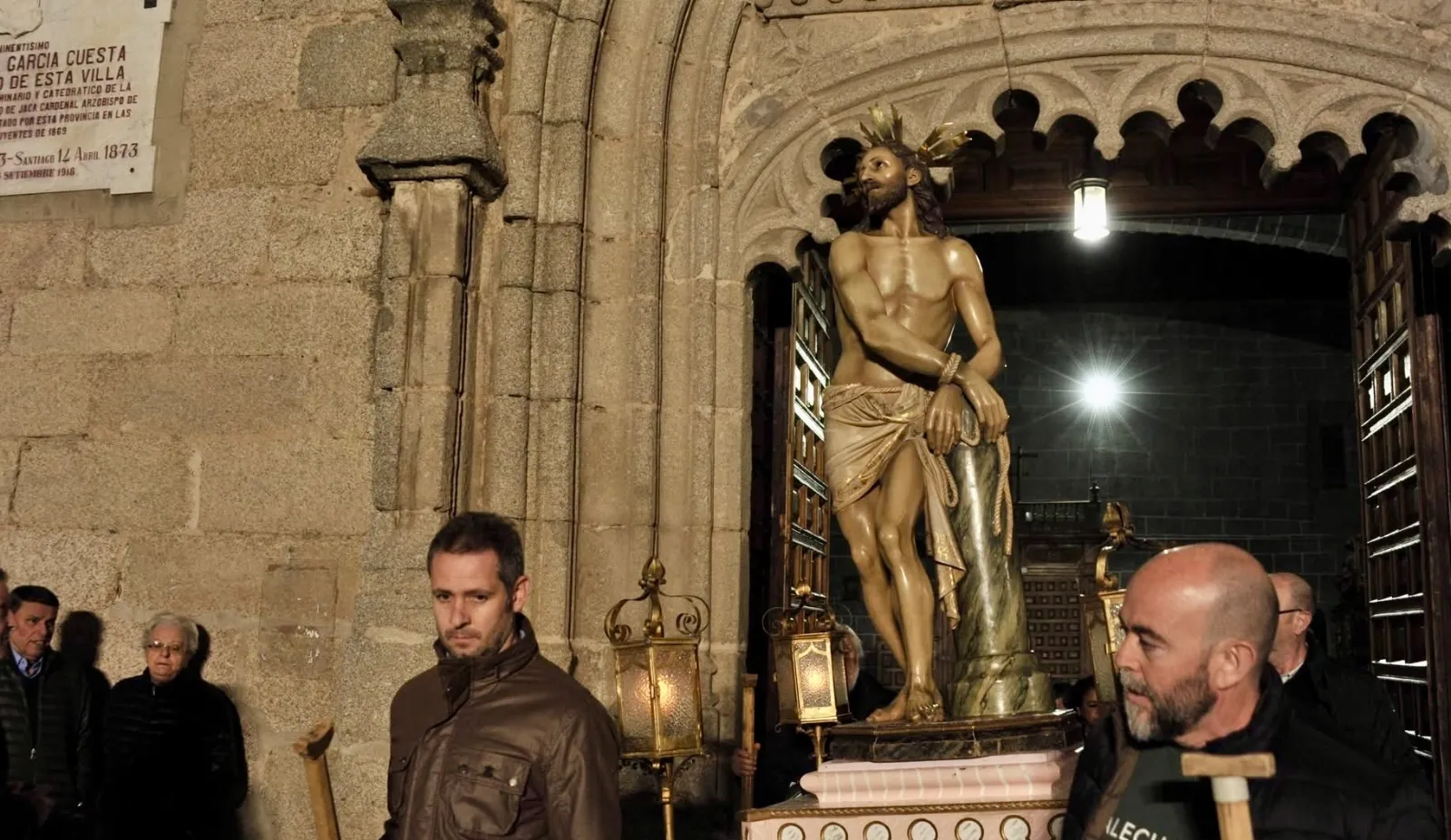 Foto 3 - Macotera se vuelca con la solemne procesi&oacute;n del Santo Entierro