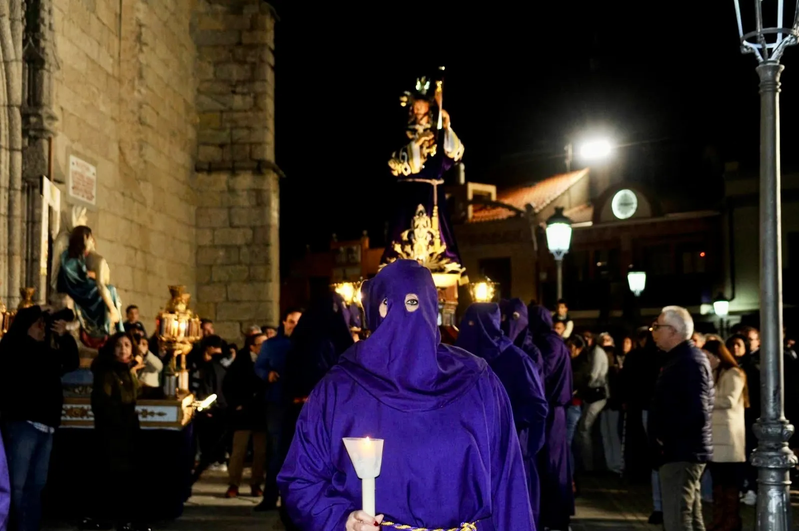 Foto 4 - Macotera se vuelca con la solemne procesi&oacute;n del Santo Entierro